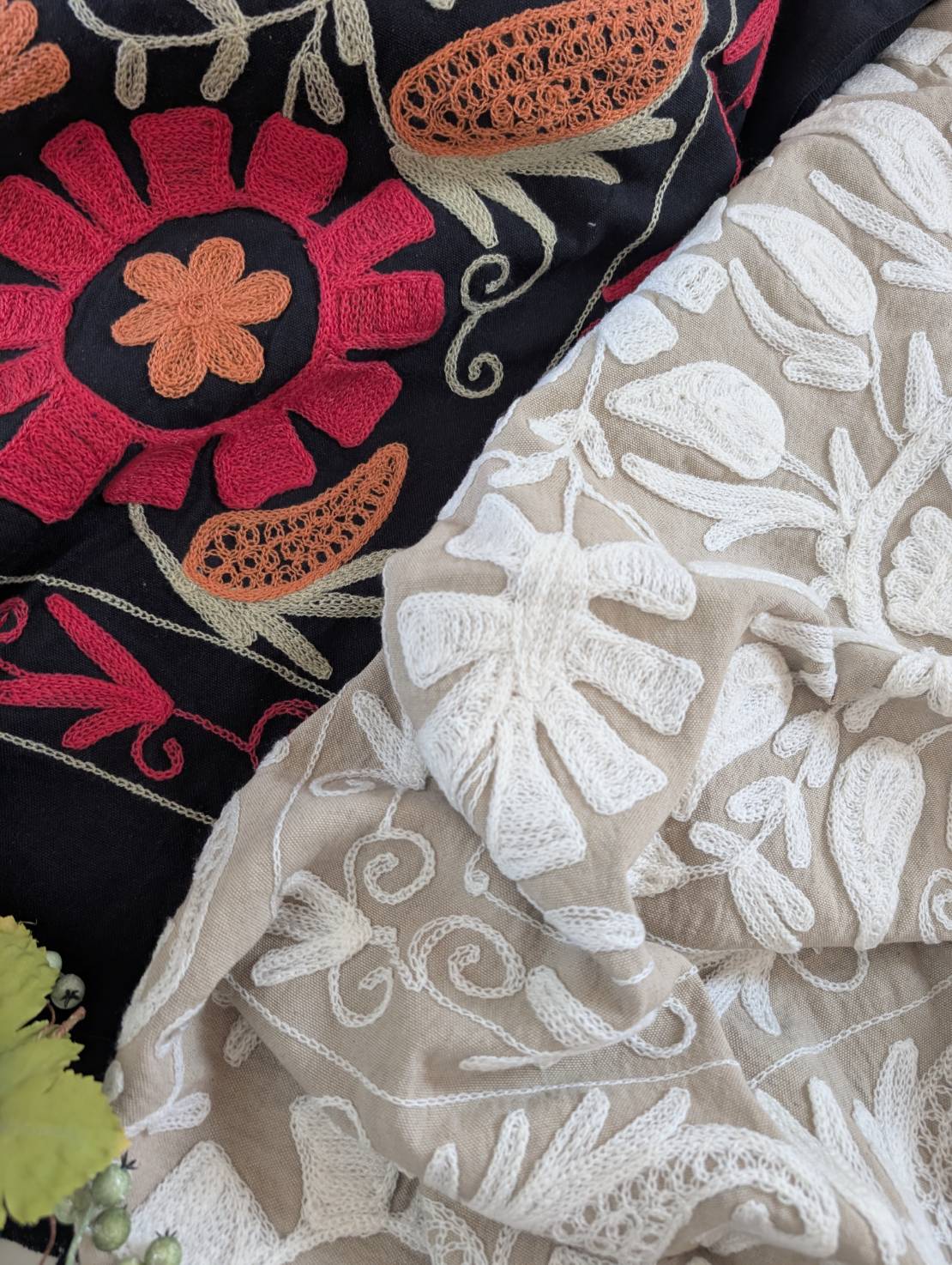 上品な色合いのスザニ刺繍