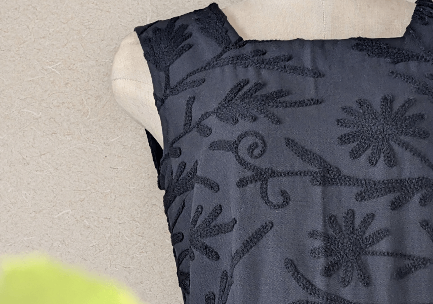 上品なスザニ刺繍の装い