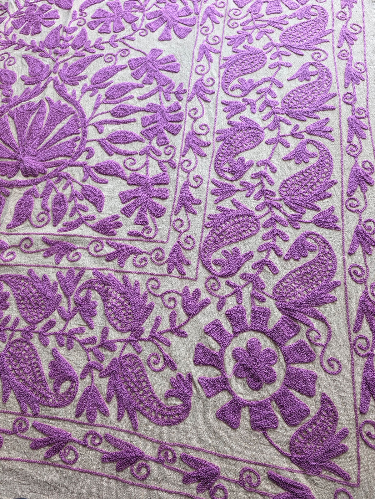 スザニ刺繍 生地 ベージュ × ラベンダー