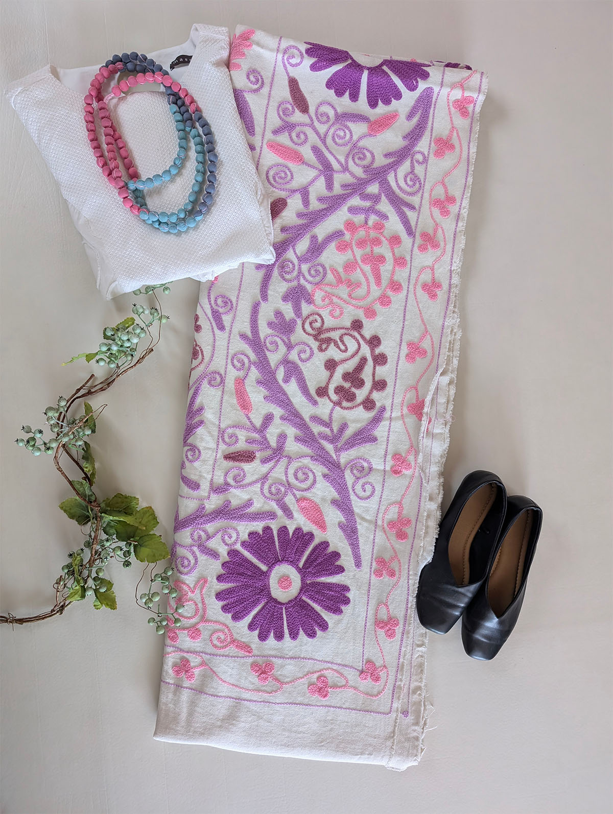 スザニ刺繍 生地 ホワイト × パープルピンク