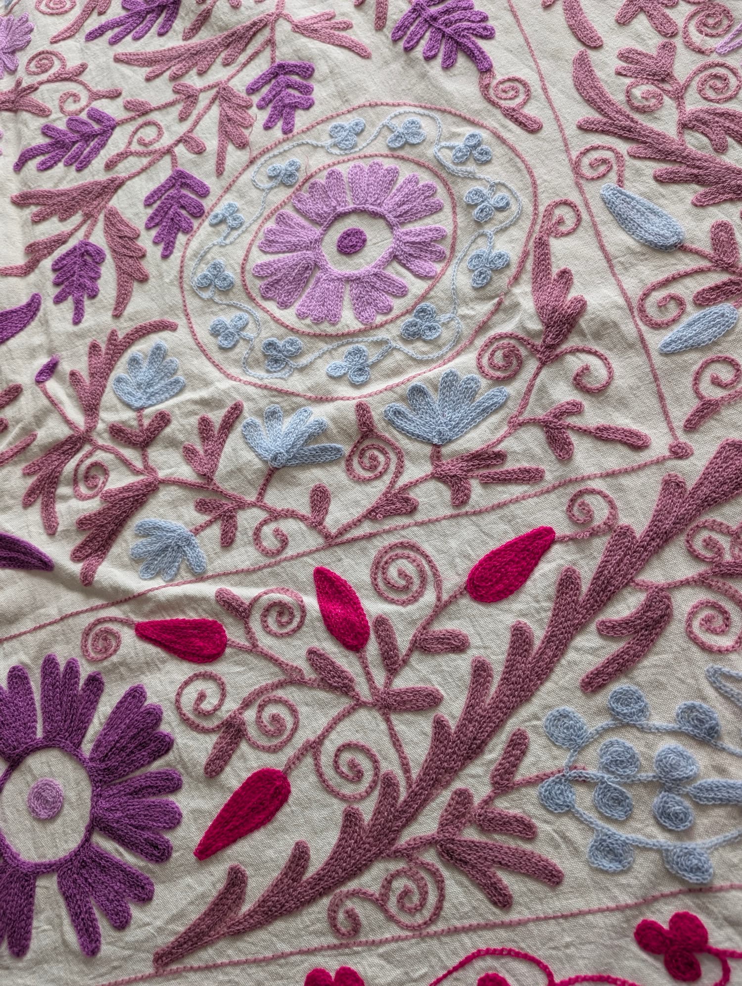 スザニ刺繍 生地 ホワイト × ピンク紫