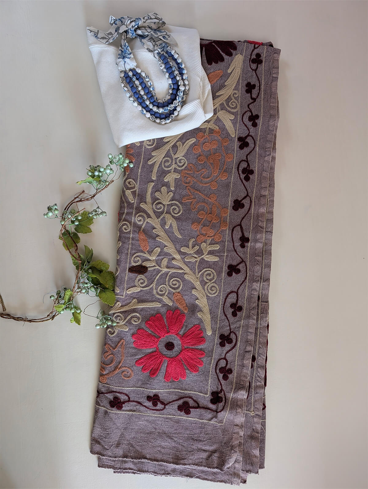 スザニ刺繍 生地 薄ブラウン × ピンク