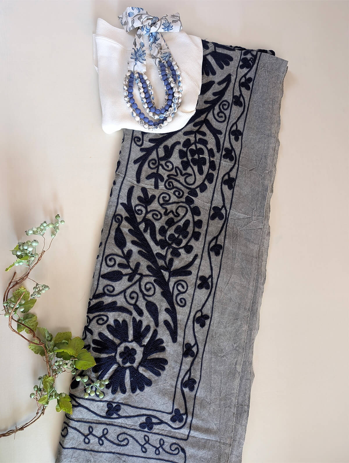 スザニ刺繍 生地 グレー × ネイビー