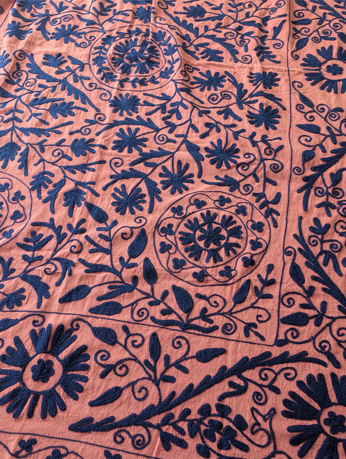 スザニ刺繍 生地 オレンジ × ネイビー