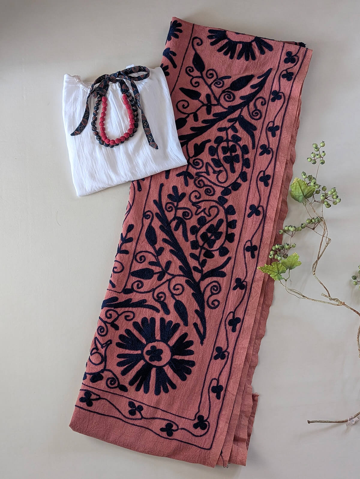 スザニ刺繍 生地 オレンジ × ネイビー