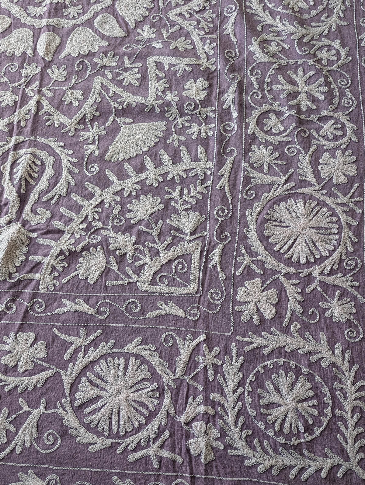 スザニ刺繍 生地 パープル × ベージュ