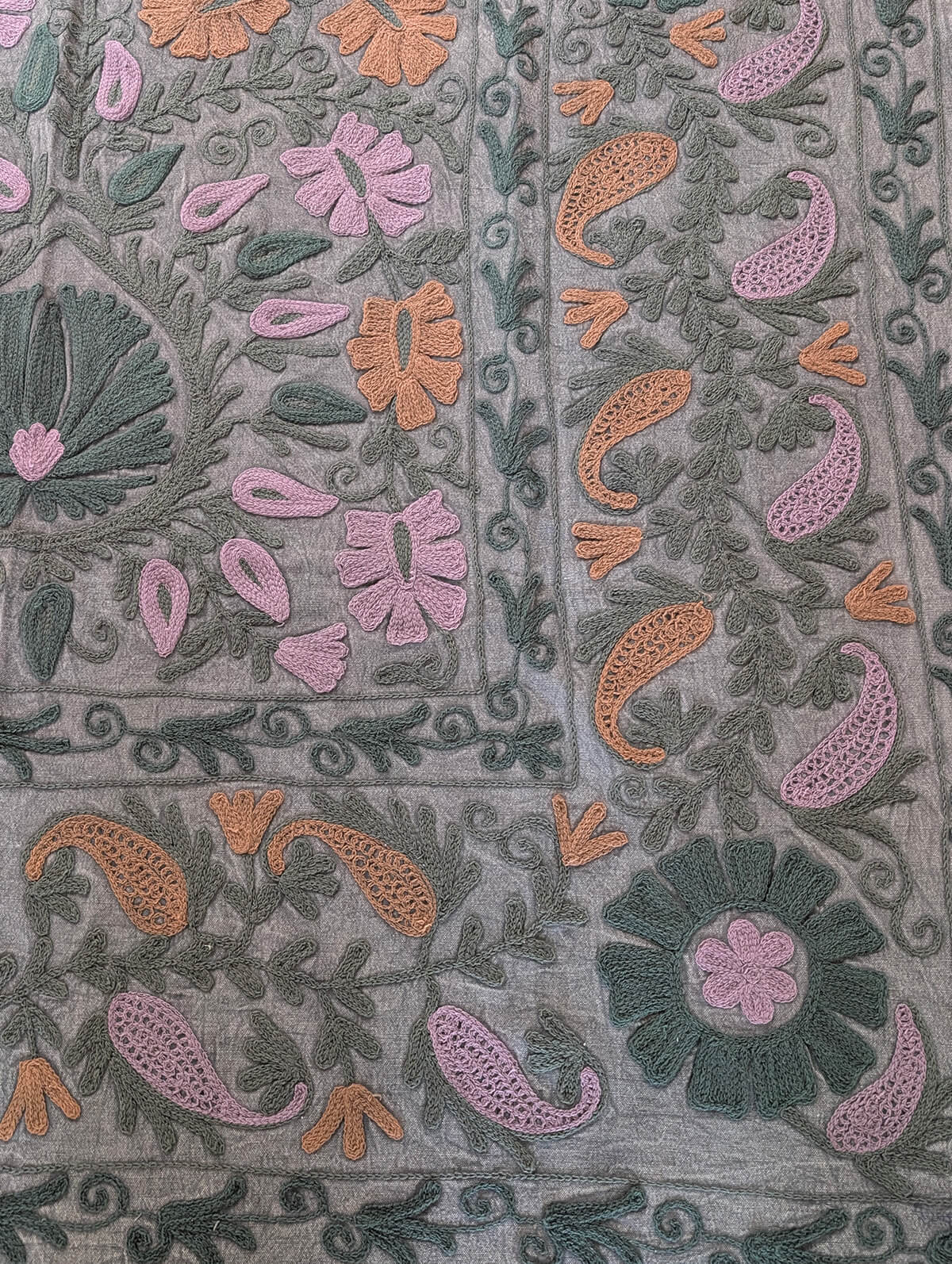 スザニ刺繍 生地 グレー × ピンクオレンジ