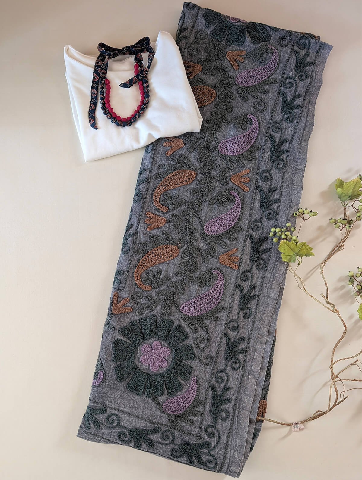 スザニ刺繍 生地 グレー × ピンクオレンジ