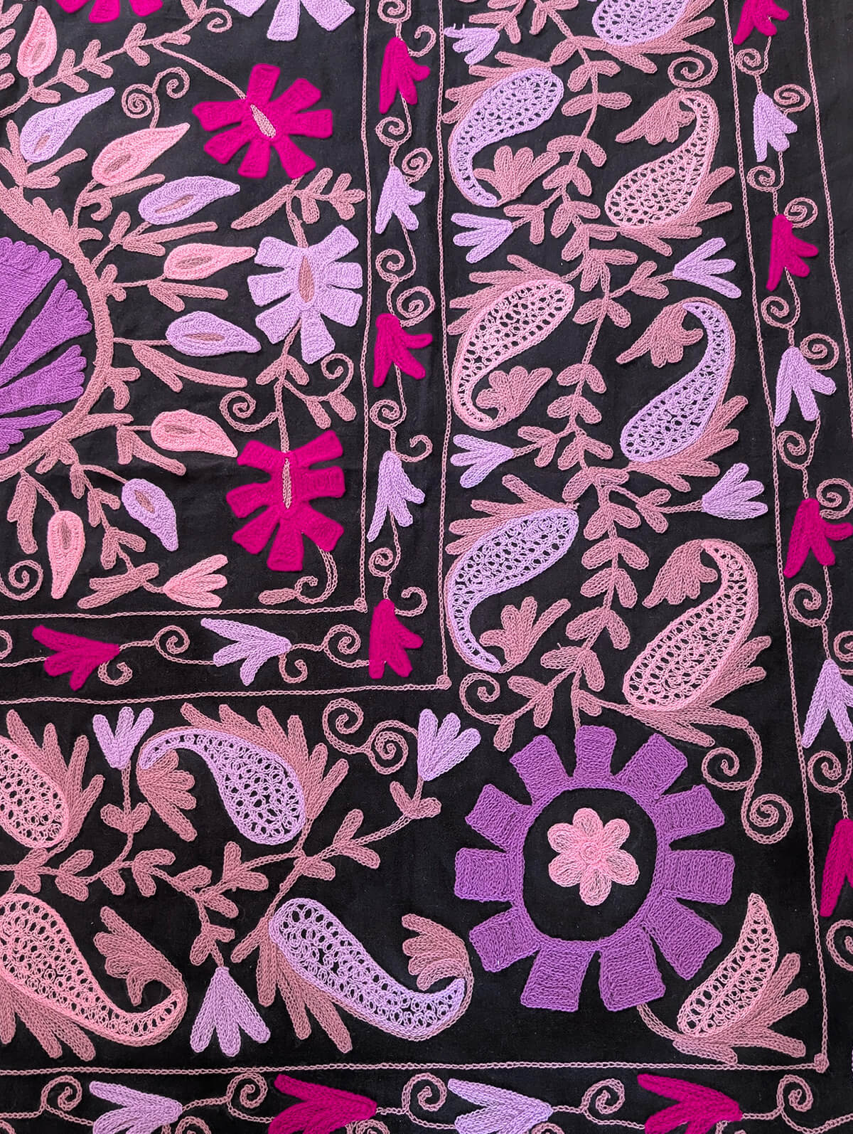 スザニ刺繍 生地 ブラック × ピンクパープル