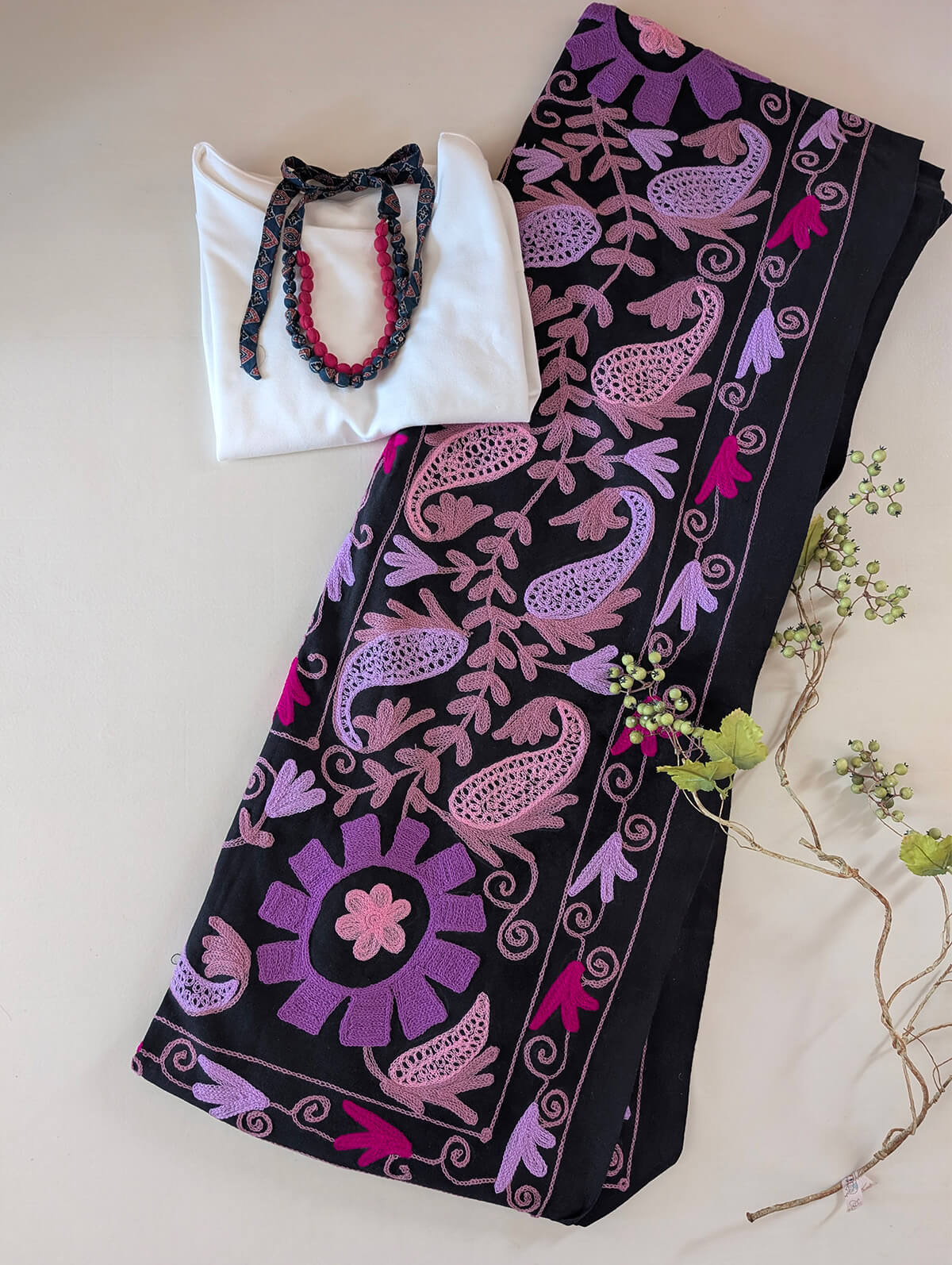 スザニ刺繍 生地 ブラック × ピンクパープル