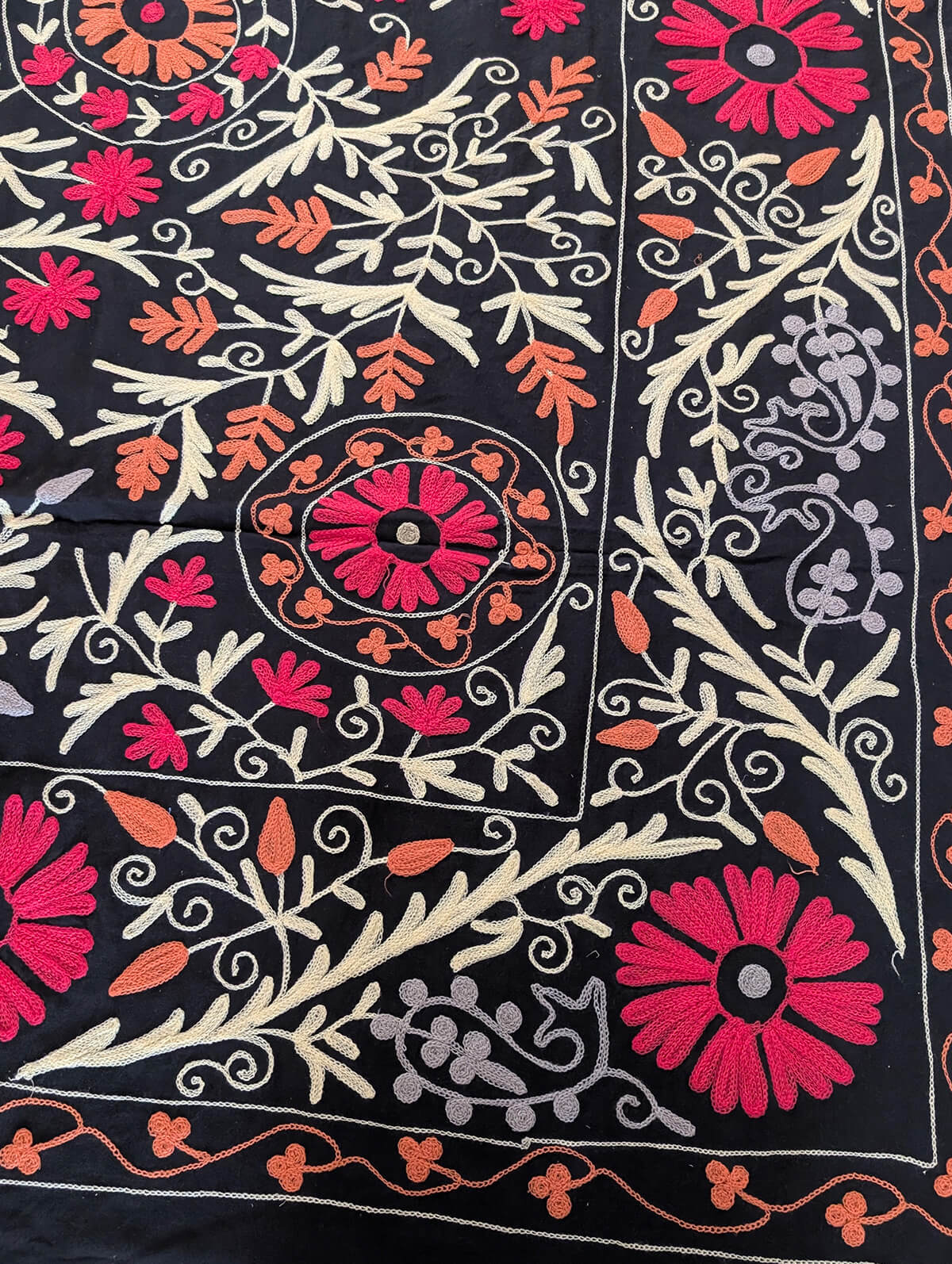 スザニ刺繍 生地 ブラック × ベージュレッド