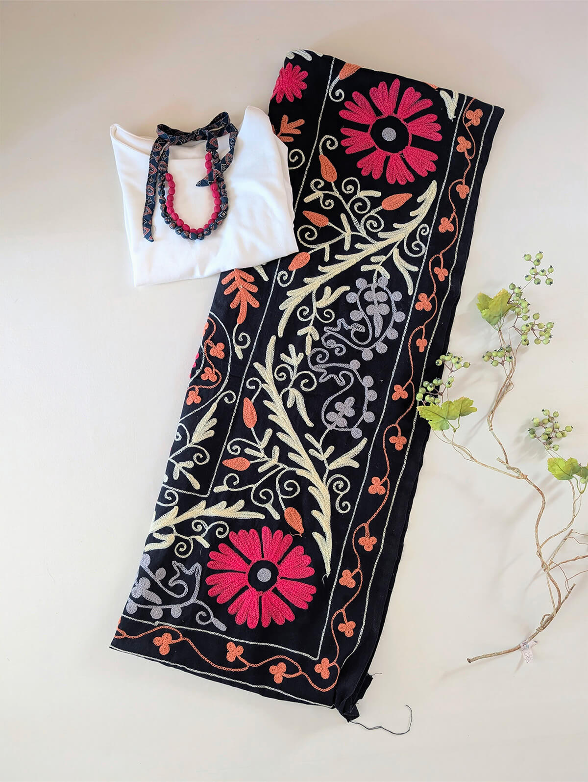 スザニ刺繍 生地 ブラック × ベージュレッド