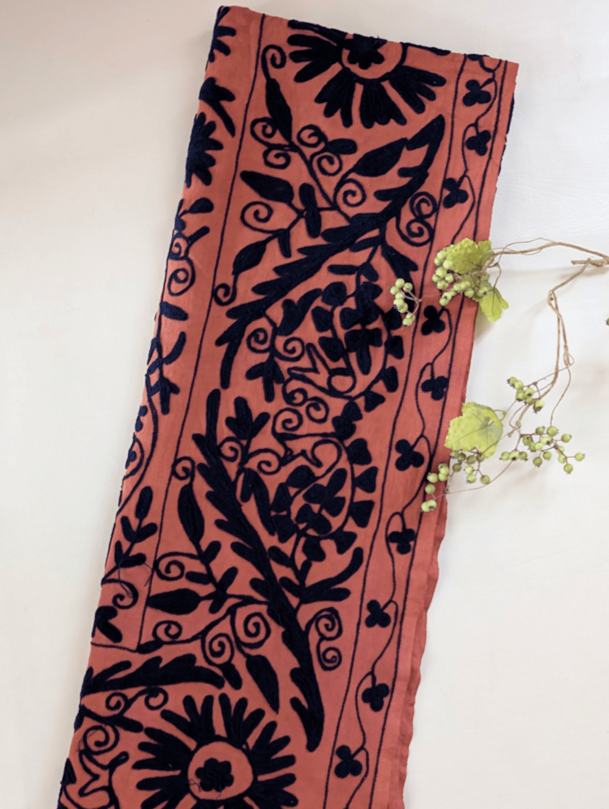 スザニ刺繍 生地 ブラウンオレンジ × ネイビー